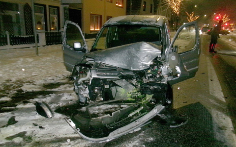 POL-Bremerhaven: Bei Glatteis zu schnell unterwegs: Autofahrer stößt mit Bus zusammen - Foto: presseportal.de