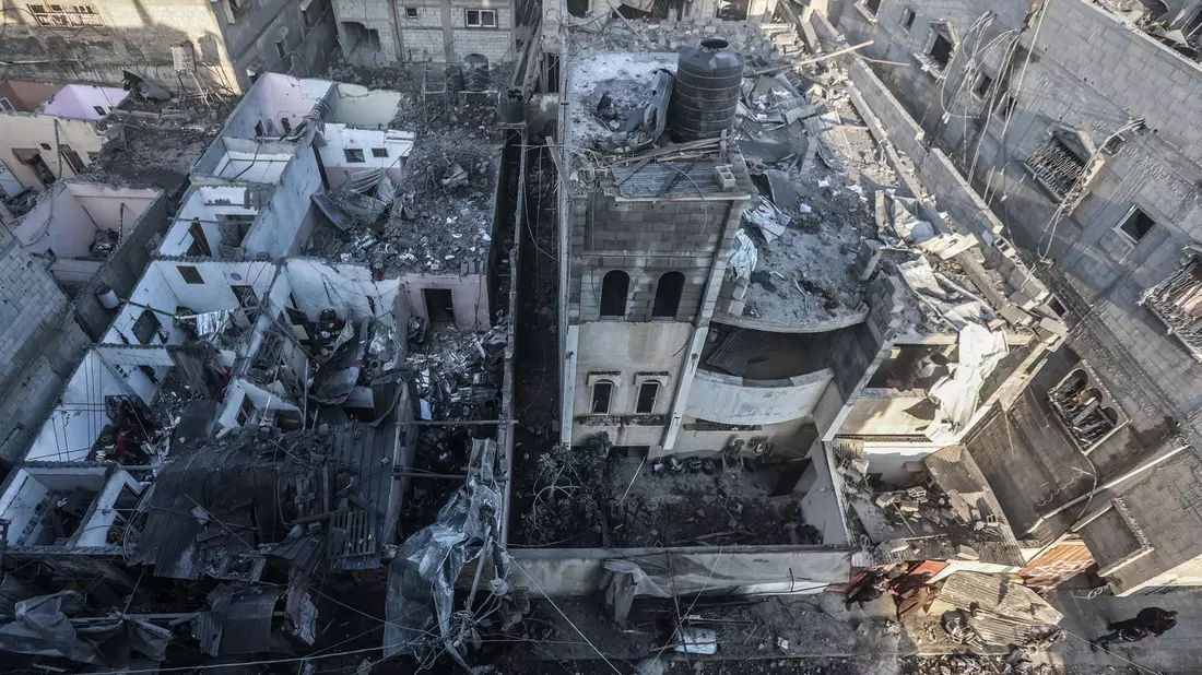 Zerstörte Gebäude nach einem israelischen Luftangriff auf das Viertel Al-Amal in Chan Junis. Trotz der Bedenken liefert Washington Israel weitere Tausende schwerer Bomben und Kampfflugzeuge. - Bild: Ahmed Zakot/dpa
