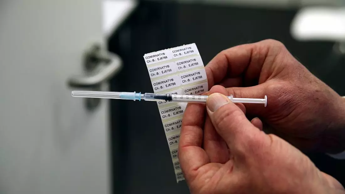 Impfspritze mit Impfstoff von Biontech (Archiv) - Bild: über dts Nachrichtenagentur