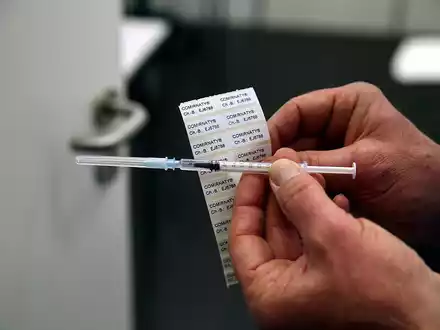 Impfspritze mit Impfstoff von Biontech (Archiv) - Foto: über dts Nachrichtenagentur