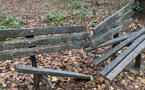 POL-PDWIL: Vandalismus an Parkbänken - Foto: presseportal.de