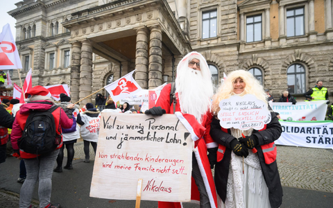 Auch in der niedersächsischen Landeshauptstadt Hannover sind Beschäftige des öffentlichen Dienstes auf die Straße gegangen. - Foto: Julian Stratenschulte/dpa