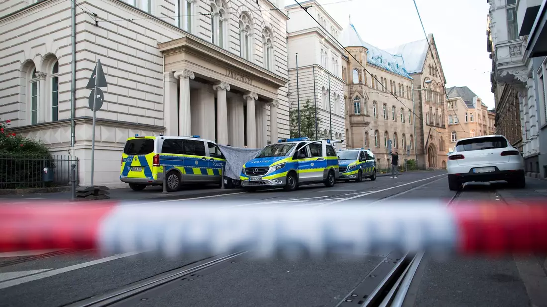 Die Polizei hatte den Bereich vor dem Bonner Landgericht nach Fund des abgetrennten Kopfes abgesperrt. - Bild: Thomas Banneyer/dpa