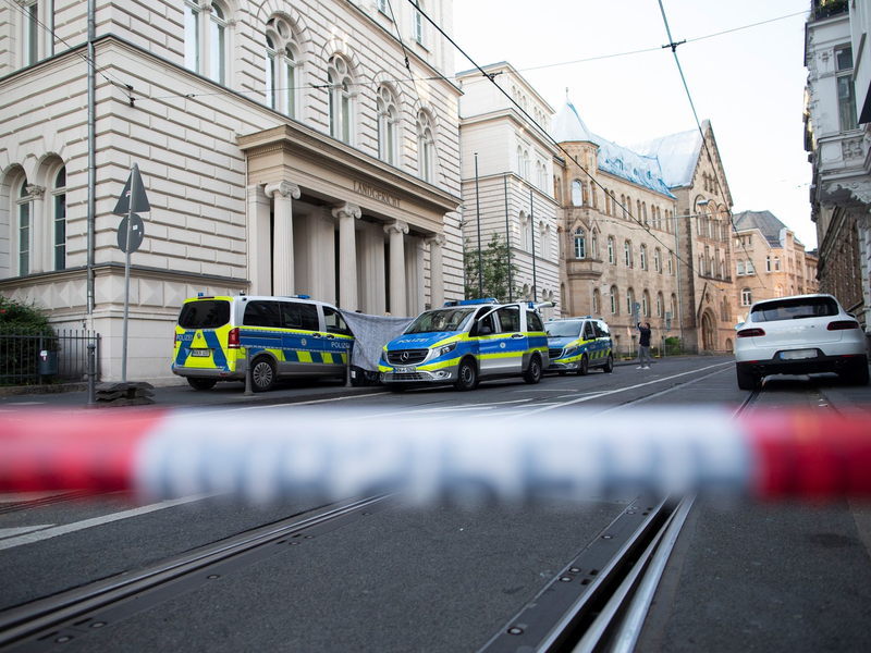 Die Polizei hatte den Bereich vor dem Bonner Landgericht nach Fund des abgetrennten Kopfes abgesperrt. - Foto: Thomas Banneyer/dpa