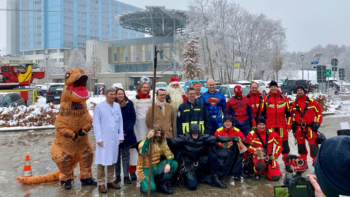 FW Bremerhaven: Nikolausaktion der Feuerwehr beim Klinikum Bremerhaven-Reinkenheide - Foto: presseportal.de
