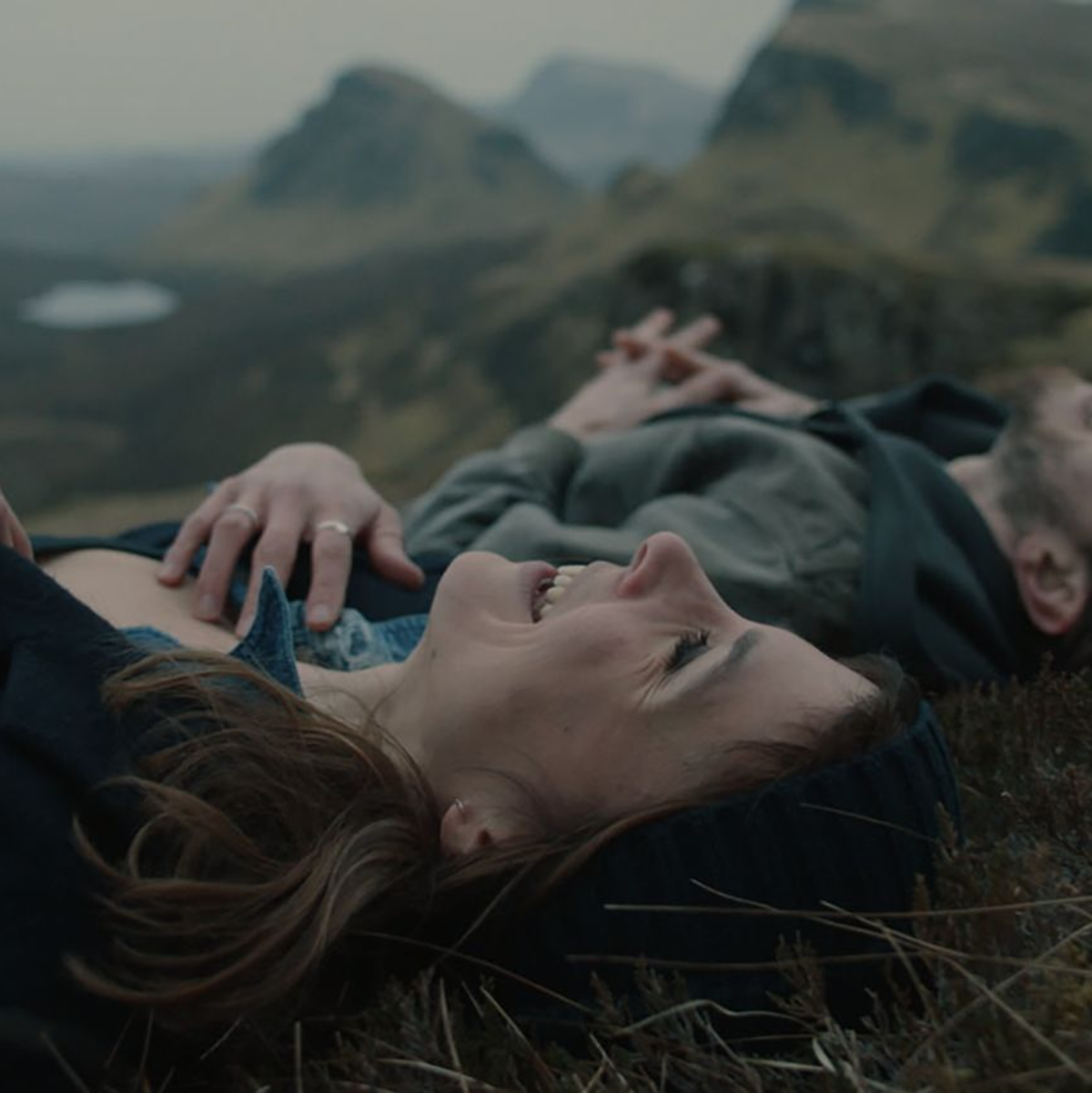 Aylin Tezel als Kira und Chris Fulton als Ian in einer Szene des Films «Falling Into Place». - Foto: Julian Krubasik/Port au Prince Pictures/dpa