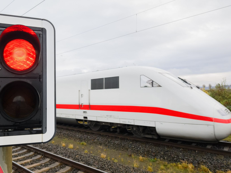 Ampel auf rot: Es werden kaum mehr Züge ab Donnerstagabend in Deutschland fahren. - Foto: Julian Stratenschulte/dpa