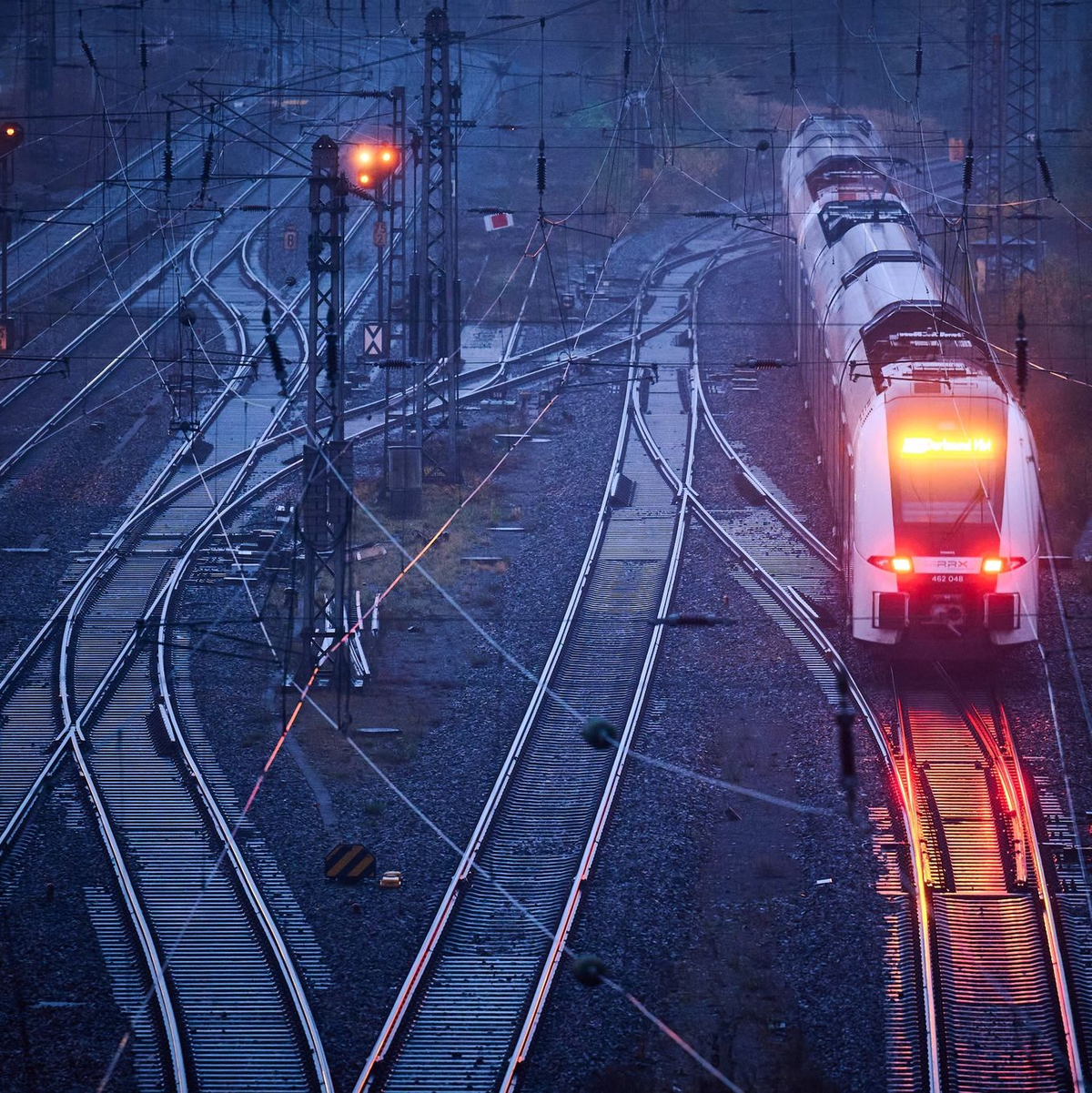 Ab Donnerstagabend ruft die GDL 24 Stunden lang erneut zum Warnstreik auf. - Foto: Bernd Thissen/dpa