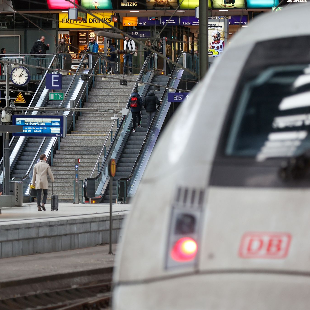 Auf das Schneechaos folgt der nächste Warnstreik: Bahnreisende müssen sich wieder auf Zugausfälle einstellen. - Foto: Bodo Marks/dpa