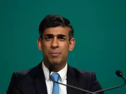 Der britische Premierminister Rishi Sunak will Ruanda zum sicheren Drittstaat erklären. - Foto: Peter Dejong/AP/dpa