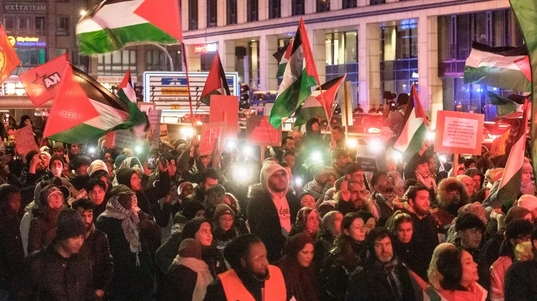 Eine propalästinensische Demo zieht durch die Hamburger Innenstadt. - Bild: Markus Scholz/dpa