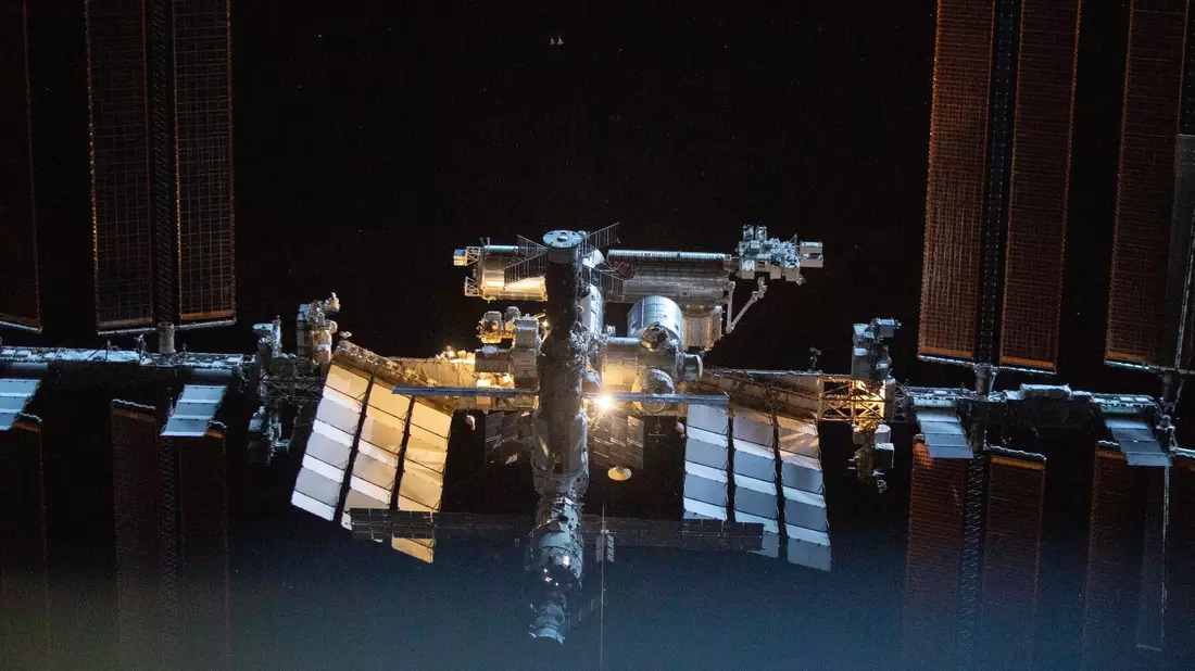 Am 6. Dezember vor genau 25 Jahren wurden die beiden ersten Module «Unity» und «Sarja» miteinander verbunden. - Bild: NASA/SpaceX/dpa