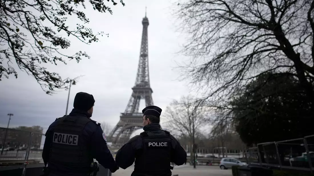 Ein Angreifer hatte am Samstagabend in Paris einen deutschen Touristen erstochen. - Bild: Christophe Ena/AP/dpa