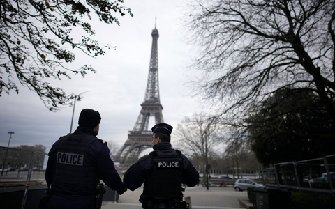 Ein Angreifer hatte am Samstagabend in Paris einen deutschen Touristen erstochen. - Foto: Christophe Ena/AP/dpa