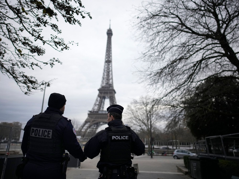 Ein Angreifer hatte am Samstagabend in Paris einen deutschen Touristen erstochen. - Foto: Christophe Ena/AP/dpa