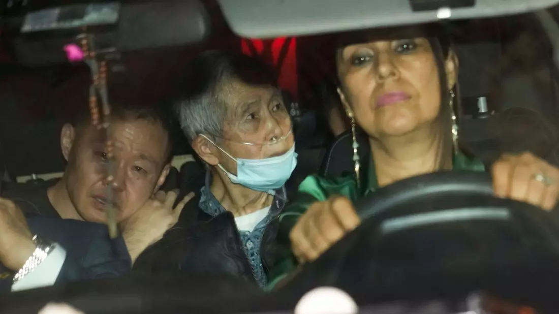 Alberto Fujimori (M) wird von seinen Kindern Kenji (l), und Keiko (nicht zu sehen) aus dem Gefängnis gefahren. - Bild: Martin Mejia/AP