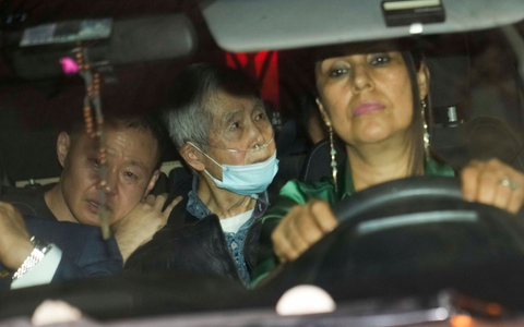 Alberto Fujimori (M) wird von seinen Kindern Kenji (l), und Keiko (nicht zu sehen) aus dem GefÀngnis gefahren. - Foto: Martin Mejia/AP Alberto Fujimori (M) wird von seinen Kindern Kenji (l), und Keiko (nicht zu sehen) aus dem GefÀngnis gefahren. - Foto: Martin Mejia/AP