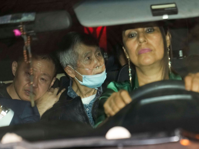 Alberto Fujimori (M) wird von seinen Kindern Kenji (l), und Keiko (nicht zu sehen) aus dem Gefängnis gefahren. - Foto: Martin Mejia/AP