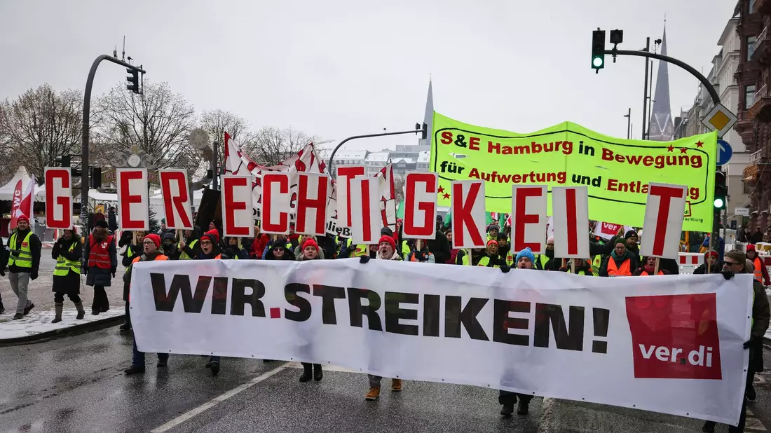 In den vergangenen Wochen sind zahlreiche Beschäftigte für mehr Einkommen in Warnstreiks getreten. - Bild: Christian Charisius/dpa