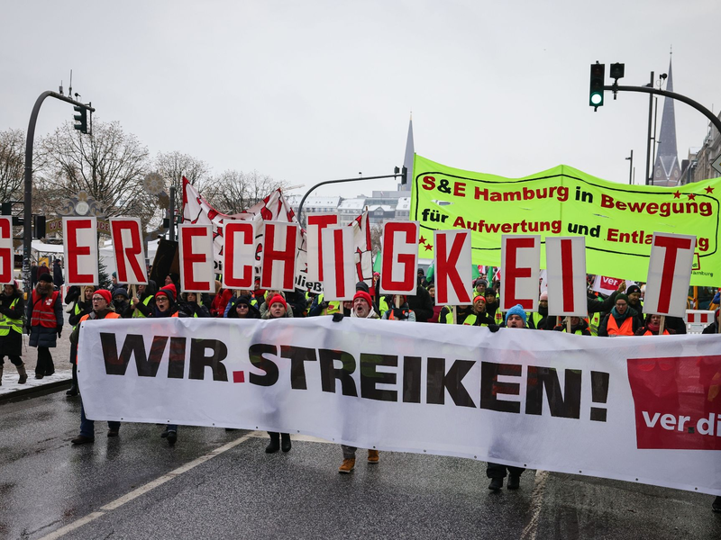 In den vergangenen Wochen sind zahlreiche Beschäftigte für mehr Einkommen in Warnstreiks getreten. - Foto: Christian Charisius/dpa