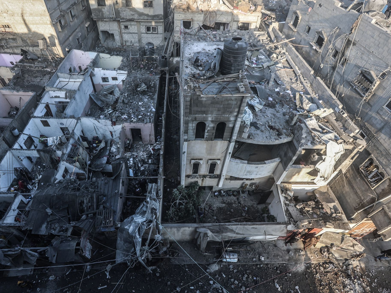 Zerstörte Gebäude nach einem israelischen Luftangriff auf das Viertel Al-Amal in Chan Junis. - Foto: Ahmed Zakot/dpa