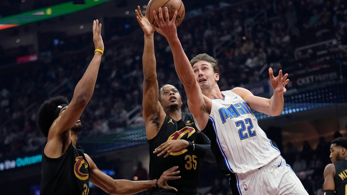 Orlandos Franz Wagner (r) konnte die Niederlage gegen die Cleveland Cavaliers nicht verhindern. - Foto: Sue Ogrocki/AP