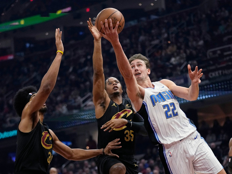 Orlandos Franz Wagner (r) konnte die Niederlage gegen die Cleveland Cavaliers nicht verhindern. - Foto: Sue Ogrocki/AP