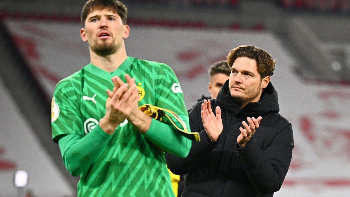 Dortmunds Torwart Gregor Kobel (l) und Trainer Edin Terzic verabscheden sich nach dem Pokal-Aus von den Fans. - Foto: Tom Weller/dpa