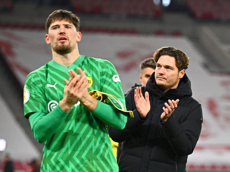 Dortmunds Torwart Gregor Kobel (l) und Trainer Edin Terzic verabscheden sich nach dem Pokal-Aus von den Fans. - Foto: Tom Weller/dpa