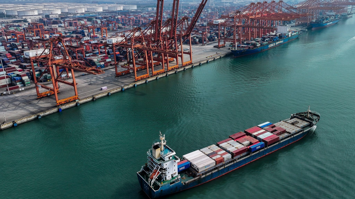 Ein Containerschiff verlässt den Hafen von Qinzhou in der südchinesischen autonomen Region Guangxi Zhuang. - Foto: Zhang Ailin/Xinhua/AP/dpa