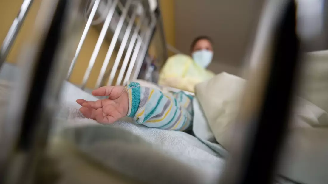 Ein am Respiratorischen Synzytial-Virus (RS-Virus oder RSV) erkrankter kleiner Patient auf einer Kinderstation. - Bild: Marijan Murat/dpa