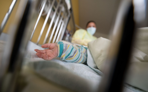 Ein am Respiratorischen Synzytial-Virus (RS-Virus oder RSV) erkrankter kleiner Patient auf einer Kinderstation. - Foto: Marijan Murat/dpa Ein am Respiratorischen Synzytial-Virus (RS-Virus oder RSV) erkrankter kleiner Patient auf einer Kinderstation. - Foto: Marijan Murat/dpa