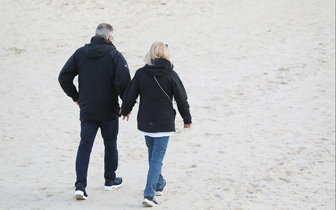 Paar geht am Strand spazieren - Foto: über dts Nachrichtenagentur