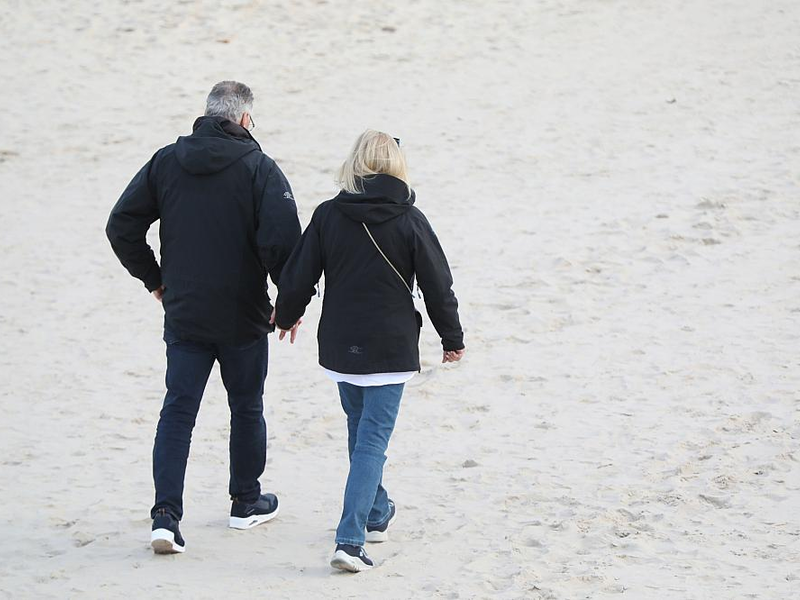 Paar geht am Strand spazieren - Foto: über dts Nachrichtenagentur