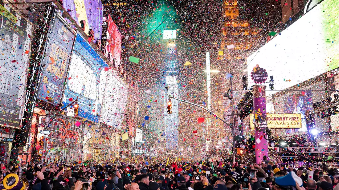 Um Mitternacht rieselt am Times Square Konfetti herab. - Bild: Ben Hider/Invision/AP/dpa