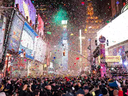 Um Mitternacht rieselt am Times Square Konfetti herab. - Foto: Ben Hider/Invision/AP/dpa