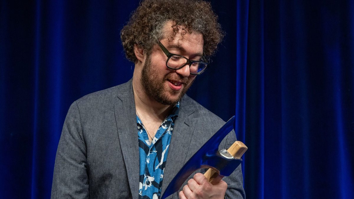 Zum 40. Mal ist in Passau der Kabarettpreis ScharfrichterBeil vergeben worden. Bekommen hat ihn in diesem Jahr: David Stockenreitner. - Foto: Armin Weigel/dpa