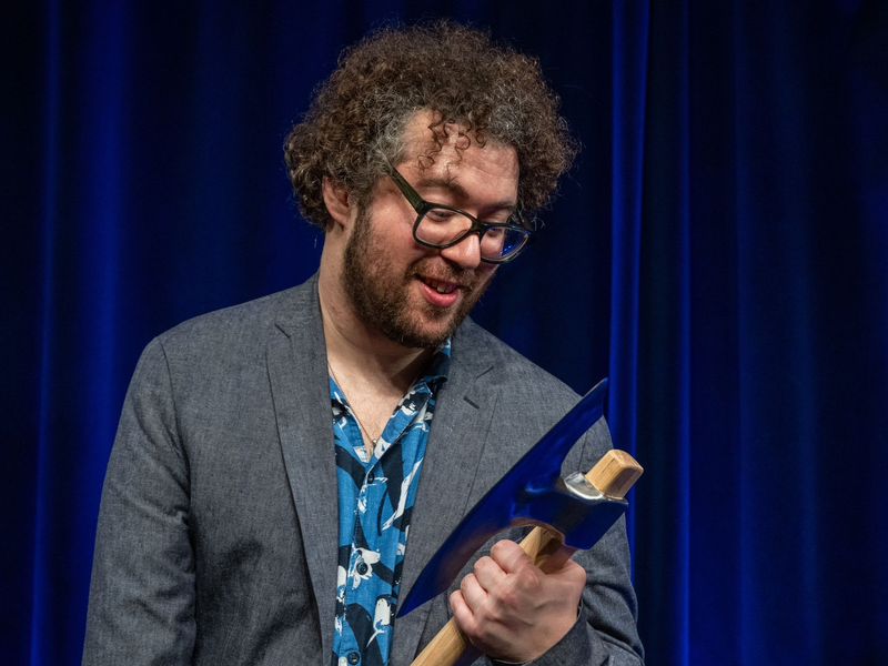 Zum 40. Mal ist in Passau der Kabarettpreis ScharfrichterBeil vergeben worden. Bekommen hat ihn in diesem Jahr: David Stockenreitner. - Foto: Armin Weigel/dpa