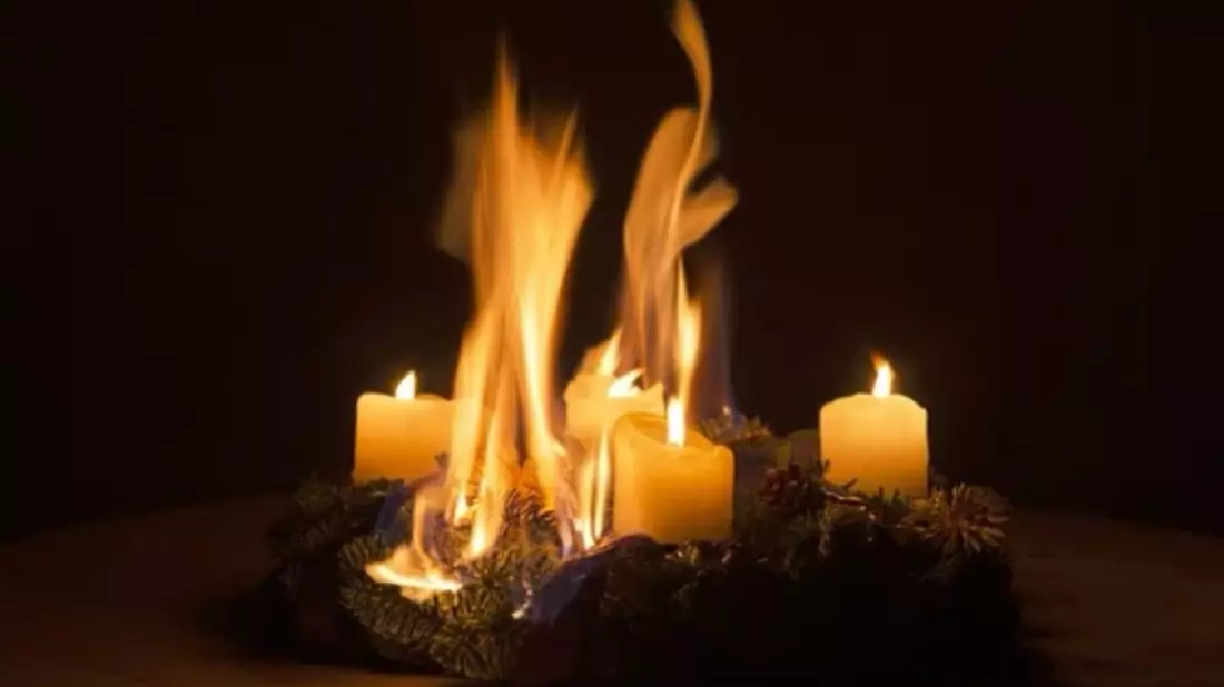 FW Dresden: Brennendes Weihnachtsgesteck führt zu starker Rauchentwicklung - Bild: presseportal.de