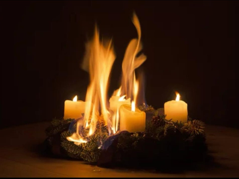 FW Dresden: Brennendes Weihnachtsgesteck führt zu starker Rauchentwicklung - Foto: presseportal.de