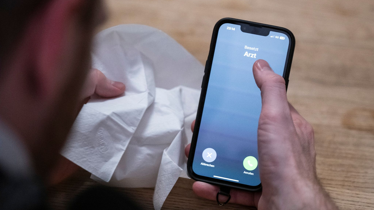 Die Möglichkeit zur telefonischen Krankschreibung erleichtere die Praxisabläufe und helfe auch Patientinnen und Patienten, so der Hausärzteverband. - Foto: Hannes P. Albert/dpa
