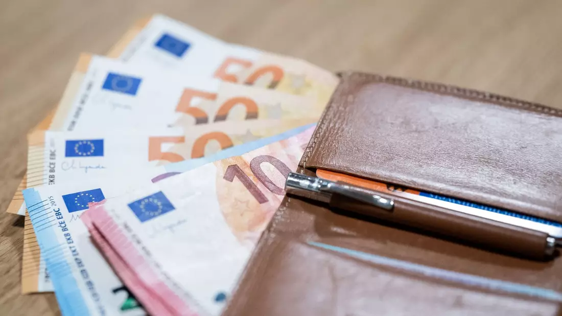 Um die Folgen verschiedener Krisen für die Beschäftigten zu lindern, hatte die Bundesregierung mit Arbeitgebern und Gewerkschaften vereinbart, in den Jahren 2023 und 2024 tarifliche Sonderzahlungen bis zu einer Höhe von 3000 Euro steuer- und abgabenfrei zu stellen. - Bild: Hannes P. Albert/dpa