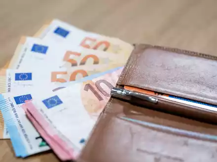 Um die Folgen verschiedener Krisen für die Beschäftigten zu lindern, hatte die Bundesregierung mit Arbeitgebern und Gewerkschaften vereinbart, in den Jahren 2023 und 2024 tarifliche Sonderzahlungen bis zu einer Höhe von 3000 Euro steuer- und abgabenfrei zu stellen. - Foto: Hannes P. Albert/dpa
