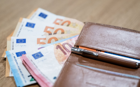 Um die Folgen verschiedener Krisen für die Beschäftigten zu lindern, hatte die Bundesregierung mit Arbeitgebern und Gewerkschaften vereinbart, in den Jahren 2023 und 2024 tarifliche Sonderzahlungen bis zu einer Höhe von 3000 Euro steuer- und abgabenfrei zu stellen. - Foto: Hannes P. Albert/dpa