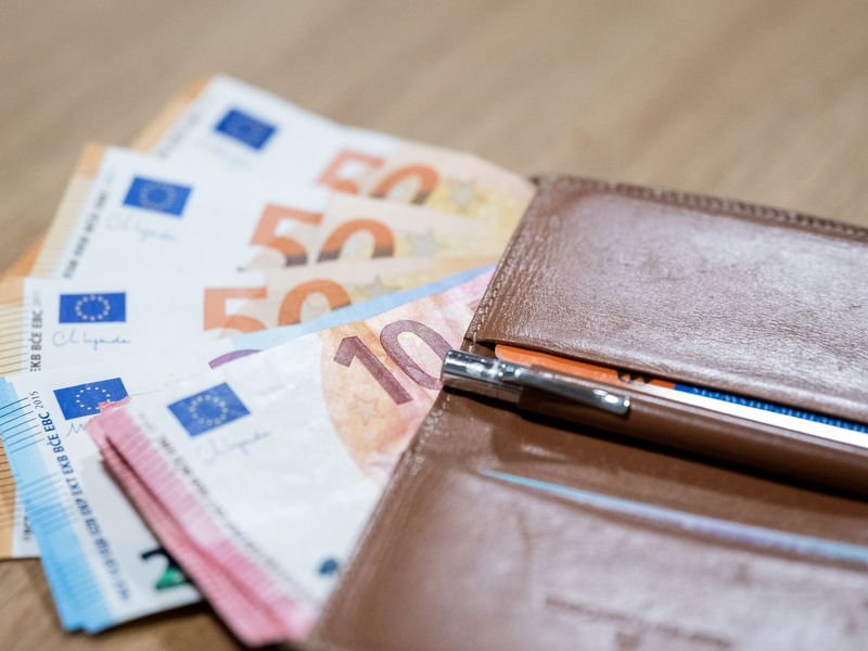 Um die Folgen verschiedener Krisen für die Beschäftigten zu lindern, hatte die Bundesregierung mit Arbeitgebern und Gewerkschaften vereinbart, in den Jahren 2023 und 2024 tarifliche Sonderzahlungen bis zu einer Höhe von 3000 Euro steuer- und abgabenfrei zu stellen. - Foto: Hannes P. Albert/dpa