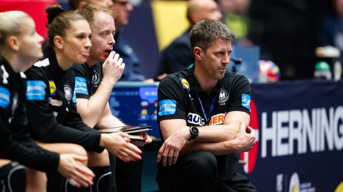 Bundestrainer Markus Gaugisch (r) verfolgt das Spielgeschehen. - Foto: dpa