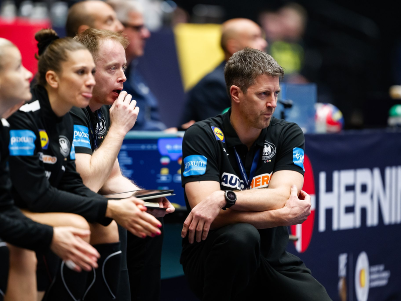 Bundestrainer Markus Gaugisch (r) verfolgt das Spielgeschehen. - Foto: dpa