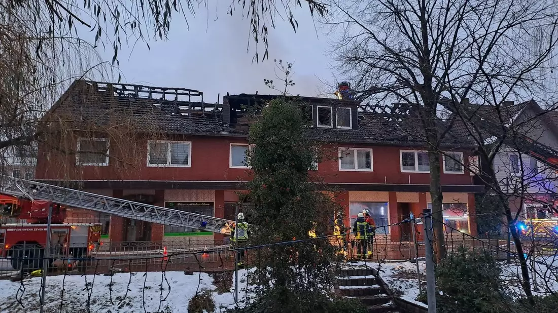 POL-ROW: ++ Fotos zum Brand des Wohn- und Geschäftshauses in der Rotenburger Innenstadt ++ - Bild: presseportal.de