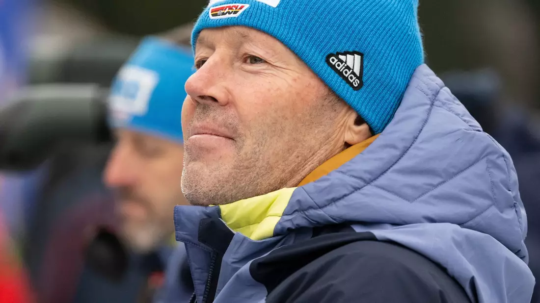 Trainer Uros Velepec hat großen Anteil am neuen Erfolg der deutschen Biathleten. - Bild: Sven Hoppe/dpa