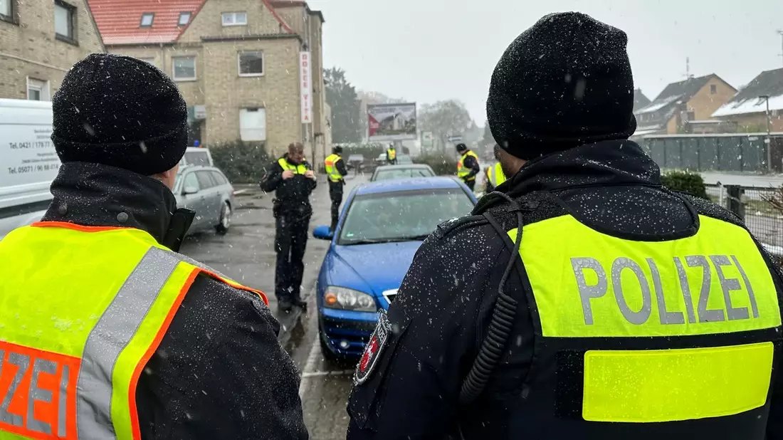 POL-HK: Schneverdingen: Unter Alkoholeinfluss, ohne Führerschein und nicht zugelassen; Walsrode: Zeugen zur Unfallflucht gesucht; Schwarmstedt: Größere Verkehrskontrolle - Bild: presseportal.de